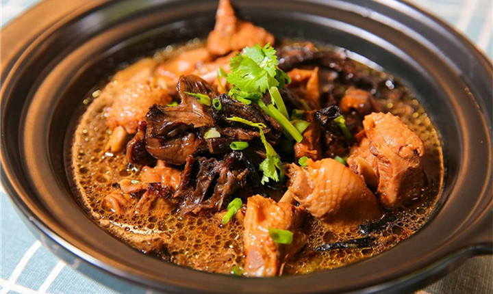 土鸡炖香菇