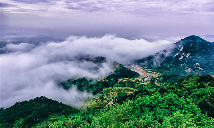 【龟峰山避暑·6天5晚】￥499单人避暑小住=均温23℃、吃住全含+含5早餐10正餐，龟峰山八百米避暑山居~ 