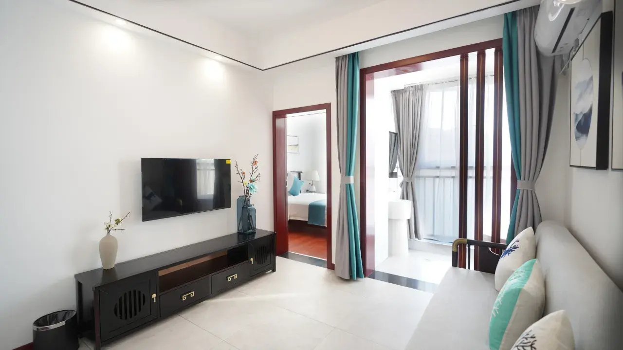 九龙湾温泉酒店豪华套房（含双人四季花海门票+双人早餐+双人花乐汤+双人红花尖滑雪票）