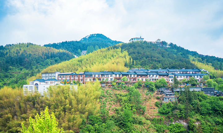 早鸟预定 避暑享立减 /住龟峰山杨家乐，享15天14晚包吃住套餐，悠闲度假
