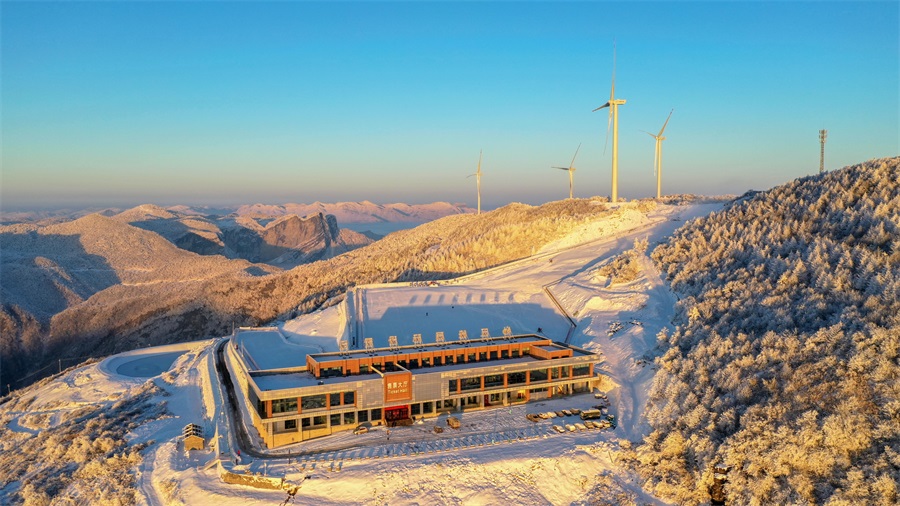 冬日滑雪，罕见低价/¥359元 五峰国际滑雪场【不限时门票2张+五峰假日酒店豪华双床房】含早餐，滑雪鞋、滑雪杖、滑雪板，冬日放肆嗨！