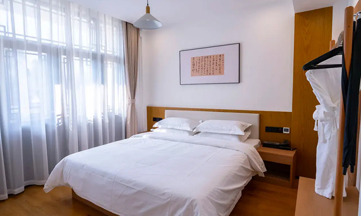 复式套房（两室一厅，面积84m²，含4份早）