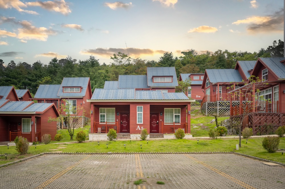 避暑特价/¥299入住襄阳横冲4A景区内住野奢独栋木屋（A/C/E），含门票及早餐，度惬意假期！