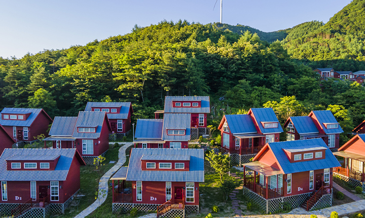 高山避暑/入住保康横冲景区D户型木屋（1特大床+1榻榻米+4早+4张门票+1棋牌），含早含景区大门票