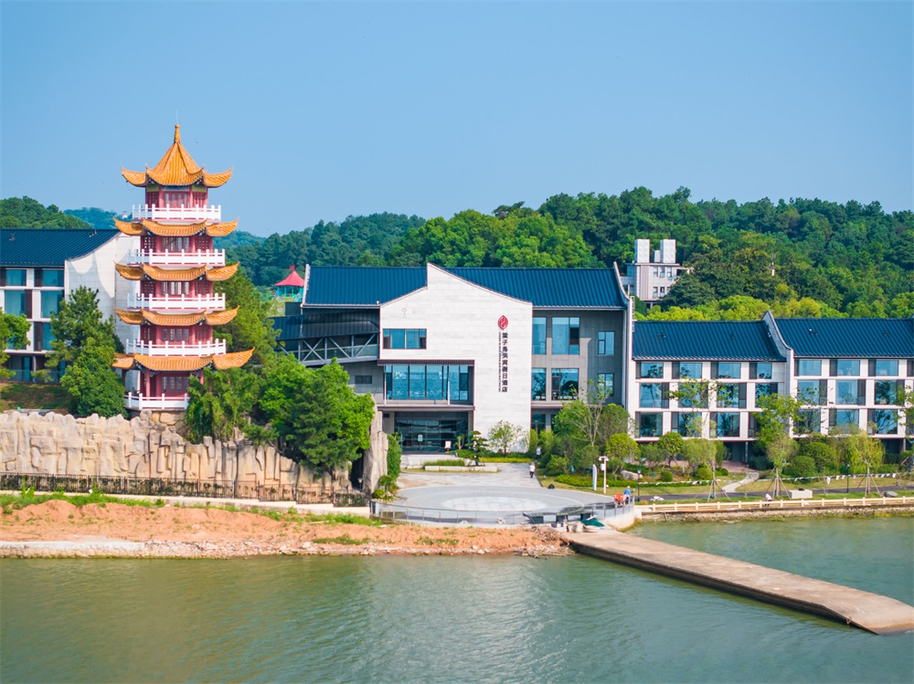 周末不加价 ¥388住【梁子岛洪宾假日酒店】蓝天、白云、水天一色的湖景，说走就走的登岛度假~