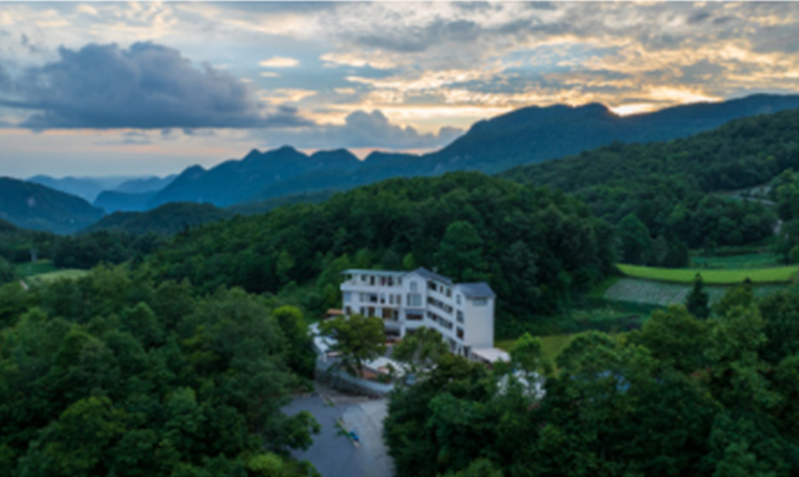 【2人6晚起订】绿葱坡吃住全包， ¥229/人=住宿1晚+1早餐2正餐/天，6晚起订，山景避暑民宿