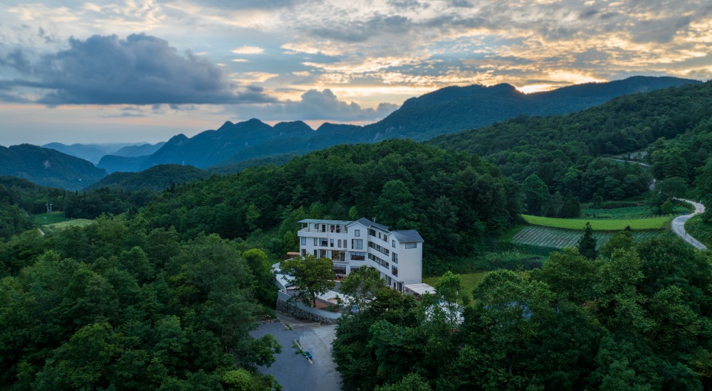 【15天14晚套餐】绿葱坡吃住全包， ¥209/人=住宿1晚+1早餐2正餐/天，2人起订，山景避暑民宿