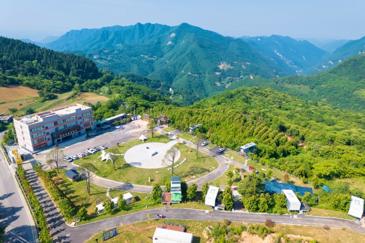 【即日起——2025.8.31】绿葱坡2天1晚吃住全包套餐， ¥199/人=住宿1晚+1早餐2正餐，2人起订，山野避暑民宿，可观山景