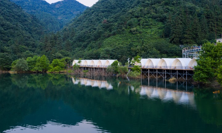 周末不加价！吃住全包！避暑九宫山，享湖景帐篷度假，溯溪玩水、露台垂钓