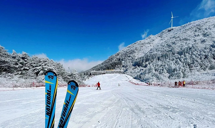 九宫山全景大酒店主楼1晚住宿+早餐+滑雪套餐