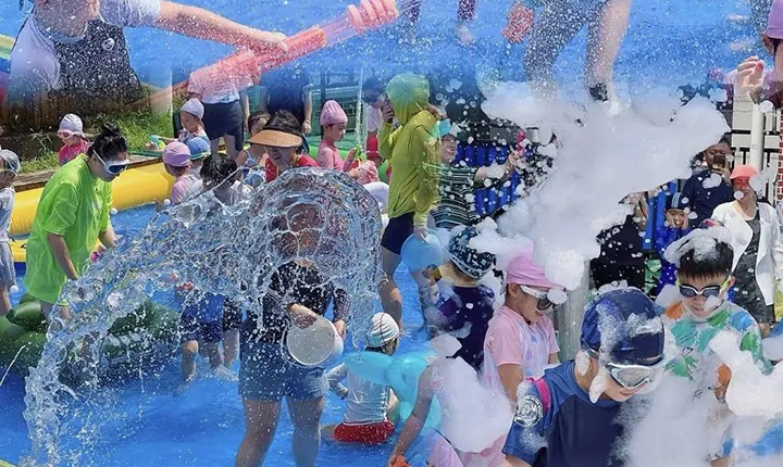 泼水狂欢、新疆歌舞、非遗表演、小丑巡游、趣味游戏、儿童乐园、烟花.....让你暑假遛娃嗨翻天！