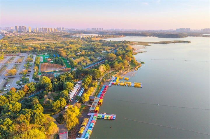  新春漫游线路二：生态康养游（九真山风景区—沉湖国际小镇—后官湖国家湿地公园—九坤金街•烟火潮集）